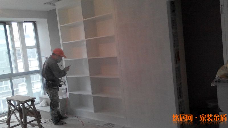 采用噴漆機噴漆