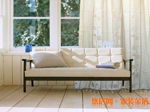 房間小就選用淺色、冷色布料窗簾