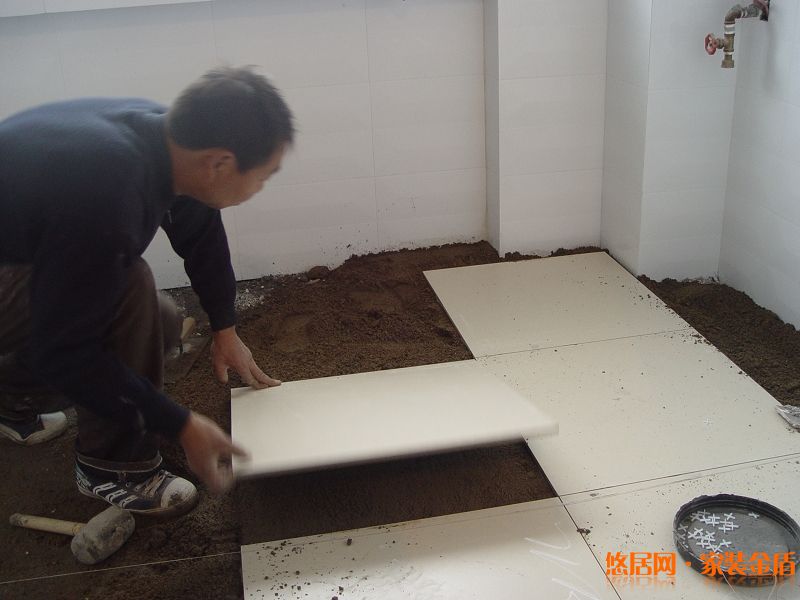 先鋪平地面再鋪地磚