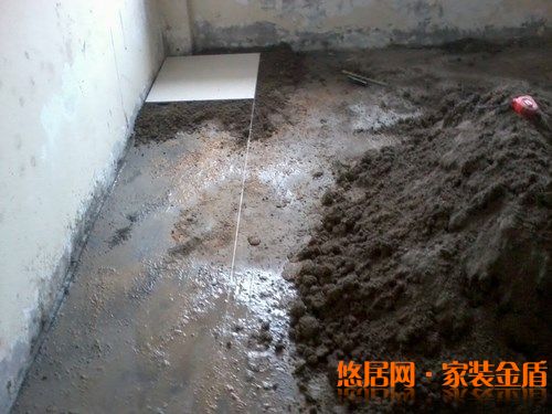 鋪貼地磚要點(diǎn)四：第一塊地磚位置要選好